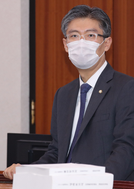 산자위 예산결산심사소위 참석하는 조정훈 시대전환 의원.  연합뉴스